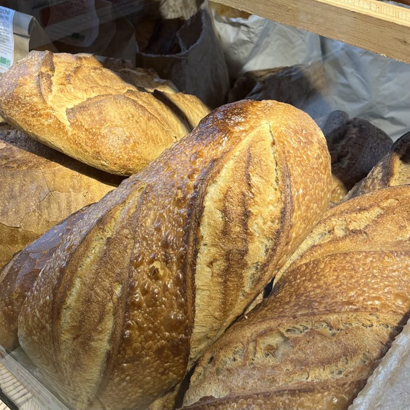 Pains au levain, croûte dorée et grignée
