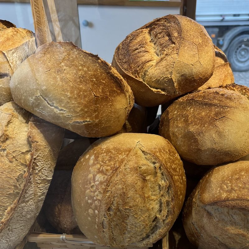 Miches de pain paysan sur l'étal